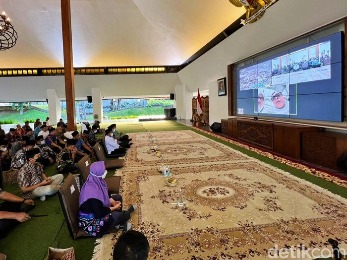 Bupati Ipuk saat meeting zoom