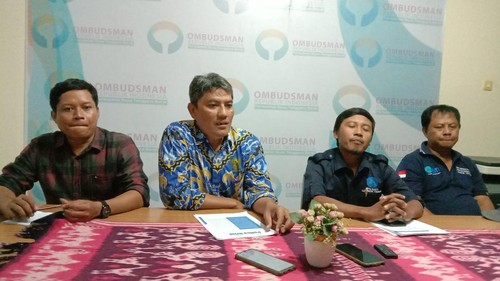 (Dari kiri) Anggota FITRA NTB Hamdi, Asisten Bidang Pencegahan Ombudsman Perwakilan NTB Yudi Darmadi, Ketua Dewan Perwakilan Daerah Kesatuan Nelayan Tradisional Indonesia (KNTI) Lombok Timur Dedi Sopian.