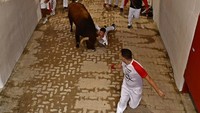 Di momen lain, salah seorang peserta terseret setelah bajunya tersangkut tanduk banteng.