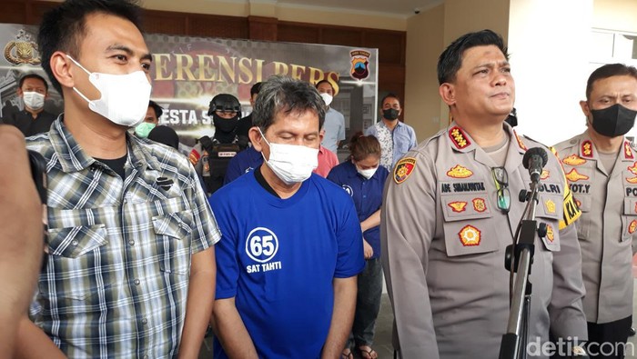 Direktur Teknik PDAM Solo, TAS, saat dihadirkan dalam rilis kasus di Mapolres Solo, Selasa (12/7/2022).