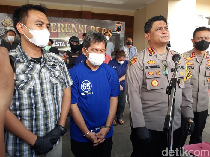 Direktur Teknik PDAM Solo, TAS, saat dihadirkan dalam rilis kasus di Mapolres Solo, Selasa (12/7/2022).