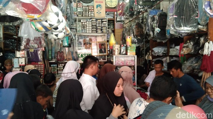 Emak-emak Majalengka belanja seragam sekolah.