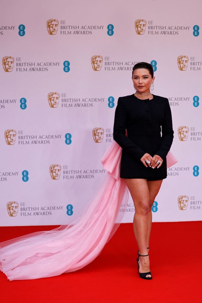Pose di red carpet British Academy Film Awards, Florence Pugh memperlihatkan selera busananya yang unik, mengenakan gaun berpotongan tailoring dengan detail ekor panjang berbahan tulle. Foto: Getty Images