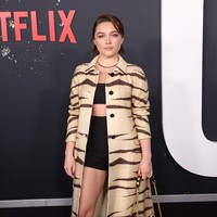Florence Pugh juga bergaya ‘liar’ memakai crop top dan celana pendek yang dipadukan coat panjang motif kulit harimau saat hadir di premier film Netflix ‘Don’t Look Up’. Foto: Getty Images