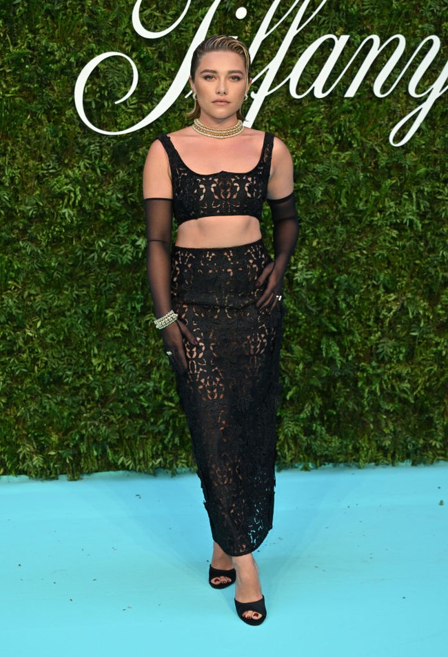  Terlepas dari kontroversi gaun yang dia kenakan, Florence Pugh memang dikenal dengan gaya busana nyentrik. Seperti saat hadir di acara Tiffany & Co., bintang utama ‘Midsommar’ ini tampil berani dengan setelan crop top dan rok berbahan lace transparan. Foto: Getty Images