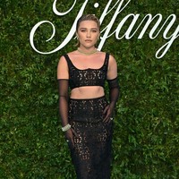  Terlepas dari kontroversi gaun yang dia kenakan, Florence Pugh memang dikenal dengan gaya busana nyentrik. Seperti saat hadir di acara Tiffany & Co., bintang utama ‘Midsommar’ ini tampil berani dengan setelan crop top dan rok berbahan lace transparan. Foto: Getty Images