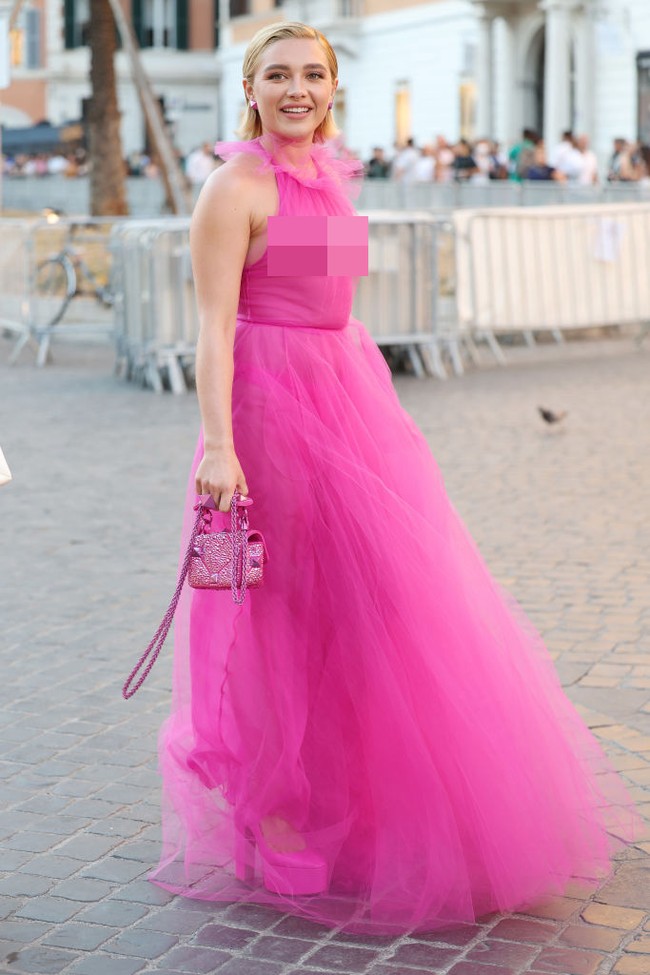 Bintang film ‘Black Widow’ ini menuai cibiran dari netizen yang mempermasalahkan ukuran payudaranya. Namun dia memberi balasan menohok. Hal yang paling mengkhawatirkan adalah... kenapa kalian sangat takut dengan payudara? Mau itu besar atau kecil, kiri atau kanan, tulisnya di media sosial. Foto: Getty Images