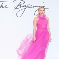 Aktris Florence Pugh tampil mengejutkan di fashion show Valentino, Roma Italia, pekan lalu. Penampilan wanita 26 tahun itu jadi kontroversi dengan gaun pink transparan. Bagian payudaranya pun terekspos. Foto: Getty Images