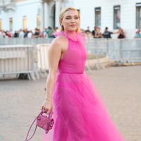 Gaya Florence Pugh dengan gaun pink transparan di fashion show Valentino, Roma, Italia, pada Juli lalu sempat menuai kritik. Gaun menerawang membuat dadanya terekspos hingga dia jadi sasaran bully yang mengritik bentuk payudaranya. Foto: Jacopo Raule/Getty Images