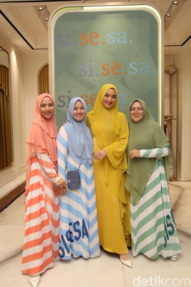 Citra Kirana bersyukur dia tetap mendapat tawaran pekerjaan setelah berhijab, meskipun dia membatasi diri dalam bekerja. Misalnya saja, dia ingin main sinetron bersama suaminya, Rezky Aditya. Aku kepengen kalau ada sinetron lagi bisa sama suamiku deh. Alhamdulillah Allah mendengar doaku, aku sekarang lagi syuting sama suami aku. Allah permudah aja gitu. Karena niatnya sudah baik. Aku jadi lebih leluasa karena perannya lebih enak jalaninya dan chemistrynya sudah dapat, tuturnya. Foto: Tim Muara Bagdja.