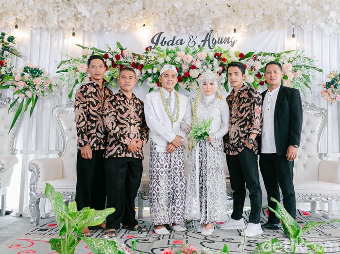 Viral seorang pria yang memeluk pengantin wanita di atas pelaminan. Viral seorang pria yang memeluk pengantin wanita di atas pelaminan.