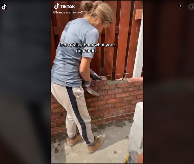 Francesca Hawley bercerita mengenai pekerjaannya yang tidak biasa untuk seorang gadis muda. Wanita 18 tahun tersebut berprofesi sebagai pekerja bangunan yang tugasnya memasang batu bata. Foto: Dok. TikTok