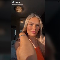 Francesca sendiri tidak pernah malu dengan profesinya dan bahkan memang bercita-cita sejak kecil karena terinspirasi ayahnya sendiri. Aku selalu ingin menjadi seperti ayahku dan aku sering ikut dia bekerja ketika masih kecil. Kebanyakan orang seusiaku tidak mau menghabiskan banyak waktu dengan ayah mereka aku aku suka bekerja dengan ayahku setiap hari. Dia mengajariku berdagang dan membantuku menemukan pekerjaan impianku, katanya.Foto: Dok. TikTok