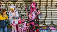Mereka berani memaukan warna yang tabrakan, motif beragam, dan memakai aksesoris yang tidak biasa. Speerti pita raksasa, kaus kaki warna-warni, warna nyentrik, rambut berwarna, riasan mencolok, sepatu tinggi dan unik dan lainnya.  (iStock)