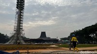 Tugu Api direnovasi dan ditargetkan selesai Agustus karena harus memasang 17 layer tembaga.