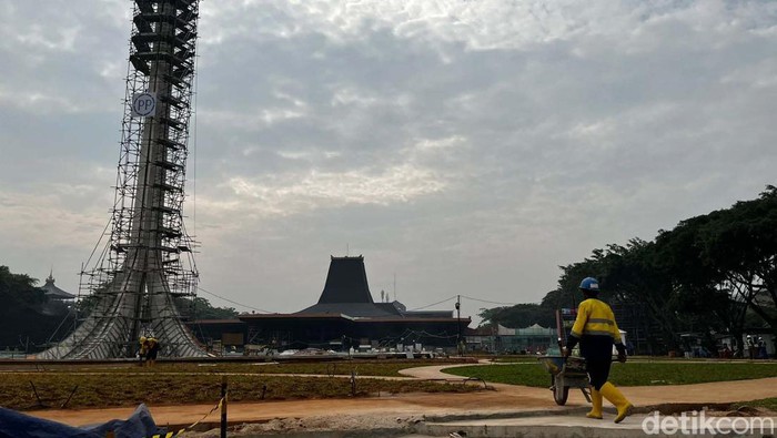 Intip Penampakan Taman Mini yang Sedang Didandani Taman Mini Indonesia Indah (TMII) yang dibangun sejak tahun 1970an direnovasi agar menjadi destinasi wisata favorit masyarakat Indonesia. Yuk lihat proses renovasinya.