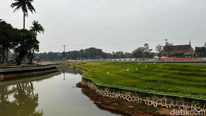 Intip Penampakan Taman Mini yang Sedang Didandani Taman Mini Indonesia Indah (TMII) yang dibangun sejak tahun 1970an direnovasi agar menjadi destinasi wisata favorit masyarakat Indonesia. Yuk lihat proses renovasinya.
