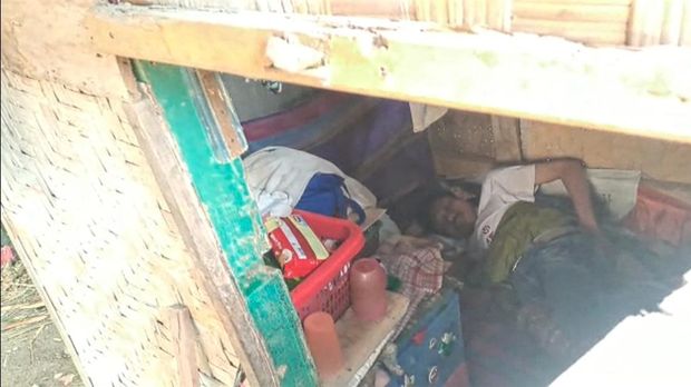 Ipin dan aktivitasnya di gubuk 2x2 meter.