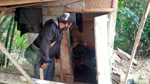 Ipin dan aktivitasnya di gubuk 2x2 meter.