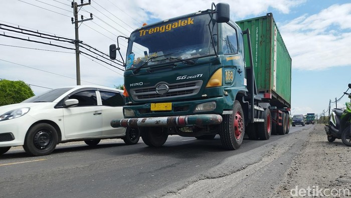 Jalan Manyar-Sembayat Gresik yang bergelombang
