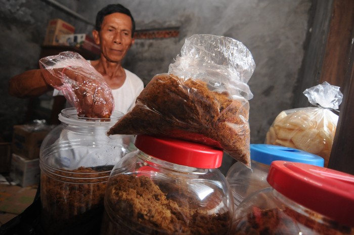 JASA PEMBUATAN ABON DAGING SAPI Pembuat abon memasak daging sapi saat melayani jasa pembuatan abon daging sapi di Planggu, Trucuk, Klaten, Jawa Tengah, Senin (11/7/2022). Sejumlah pembuat abon memanfaatkan momen Idul Adha dengan menerima jasa pembuatan abon daging sapi dengan biaya Rp50 ribu per kilogram. ANTARA FOTO/Aloysius Jarot Nugroho/wsj.
