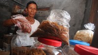 Warga memanfaatkan jasa pembuatan abon sapi supaya lebih tahan lama dikomsumsi.