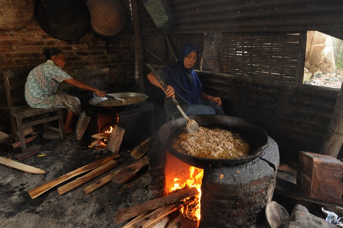 Pembuat abon memasak daging sapi saat melayani jasa pembuatan abon daging sapi di Planggu, Trucuk, Klaten, Jawa Tengah, Senin (11/7/2022). Sejumlah pembuat abon memanfaatkan momen Idul Adha dengan menerima jasa pembuatan abon daging sapi dengan biaya Rp50 ribu per kilogram. ANTARA FOTO/Aloysius Jarot Nugroho/wsj.
