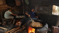 Pembuat abon memasak daging sapi saat melayani jasa pembuatan abon daging sapi di Planggu, Trucuk, Klaten, Jawa Tengah, Senin (11/7/2022).