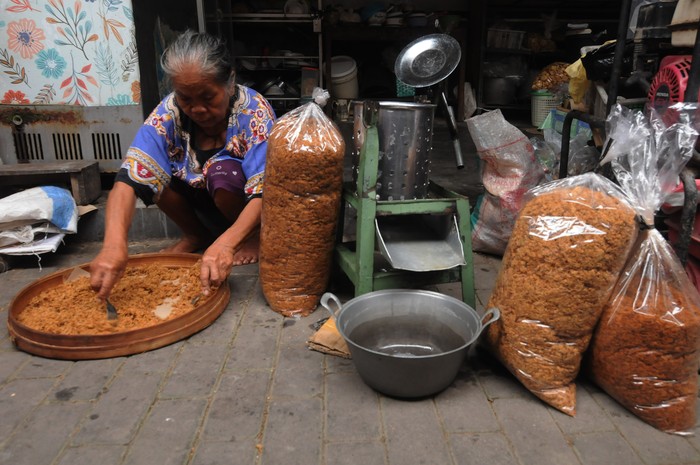 Pembuat abon memasak daging sapi saat melayani jasa pembuatan abon daging sapi di Planggu, Trucuk, Klaten, Jawa Tengah, Senin (11/7/2022). Sejumlah pembuat abon memanfaatkan momen Idul Adha dengan menerima jasa pembuatan abon daging sapi dengan biaya Rp50 ribu per kilogram. ANTARA FOTO/Aloysius Jarot Nugroho/wsj.