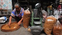 Sejumlah pembuat abon memanfaatkan momen Idul Adha dengan menerima jasa pembuatan abon daging sapi dengan biaya Rp 50 ribu per kilogram. 
