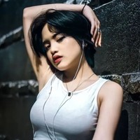 Istilah Citayam Fashion Week muncul usai banyaknya anak muda yang berkumpul di stasiun BNI City, Sudirman, dengan mengenakan outfit yang unik dan beragam. Kebanyakan anak muda tersebut berasal dari Citayam, Bogor. Salah satu yang gayanya berhasil mencuri atensi adalah Jeje Slebew atau Jeje TikTok. Namanya mulai dikenal usai video dirinya banyak beredar di media sosial. Foto: Instagram/@jejelinces