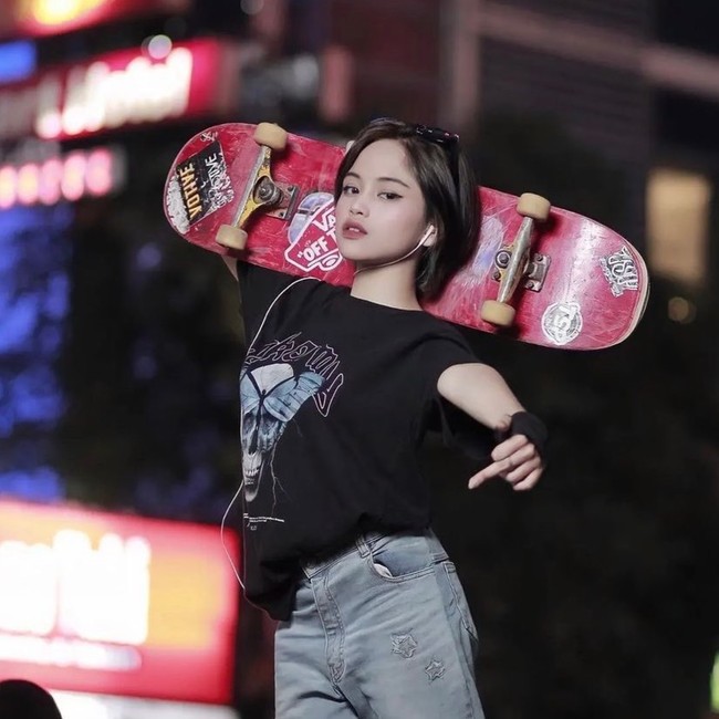 Jeje yang sering nongkrong di stasiun BNI City, Sudirman itu kerap tampil dengan gaya santai. Mengenakan sarung tangan berwarna hitam di salah satu tangannya juga menjadi salah satu ciri khas dari Jeje. Julukan Jeje Slebew diberikan karena Jeje sering mengatakan kata tersebut. Foto: Instagram/@jejelinces