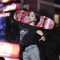 Jeje yang sering nongkrong di stasiun BNI City, Sudirman itu kerap tampil dengan gaya santai. Mengenakan sarung tangan berwarna hitam di salah satu tangannya juga menjadi salah satu ciri khas dari Jeje. Julukan Jeje Slebew diberikan karena Jeje sering mengatakan kata tersebut. Foto: Instagram/@jejelinces