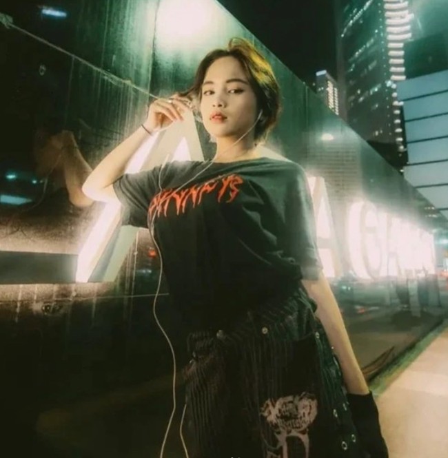 Memiliki potongan rambut pendek dan kerap mengenakan busana sporty, kesan tomboy pun terlihat di dalam penampilan Jeje. Dalam setiap penampilannya, Jeje juga selalu merias wajahnyaa dengan makeup. Wing liner menjadi salah satu gaya khas dari makeup yang dikenakan oleh Jeje. Foto: Instagram/@jejelinces