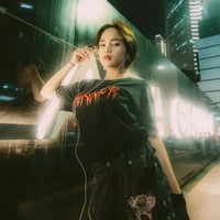 Memiliki potongan rambut pendek dan kerap mengenakan busana sporty, kesan tomboy pun terlihat di dalam penampilan Jeje. Dalam setiap penampilannya, Jeje juga selalu merias wajahnyaa dengan makeup. Wing liner menjadi salah satu gaya khas dari makeup yang dikenakan oleh Jeje. Foto: Instagram/@jejelinces