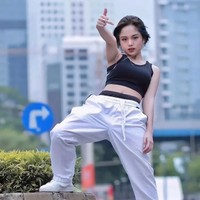 Punya tubuh kecil, Jeje tampak senang mengenakan pakaian-pakaian crop top. Seperti dalam foto yang satu ini, Jeje terlihat memadukan tank top crop top dengan celana jogger dan sepatu berwarna putih. Foto: Instagram/@jejelinces