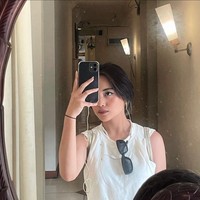 Mengenakan sleeveless top berwarna putih dengan dipadukan kalung mutiara, penampilan Jeje terlihat edgy. Untuk membuat gayanya lebih stylish, Jeje tampak mengenakan kaca mata hitam yang digantungkan di leher bajunya. Foto: Instagram/@911jelicascalling