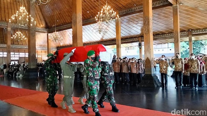 Jenazah mantan Wali Kota Solo Kolonel Inf Imam Soetopo di Balai Kota Solo, Selasa (12/7/2022).