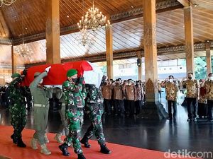 Gibran Pimpin Upacara Penghormatan Jenazah Mantan Walkot Imam Soetopo