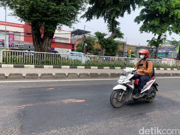 Jl Bekasi Timur, Jatinegara, Jakarta Timur sudah ditambal sepekan lalu, kini tambalan sudah terasa bergelombang. 12 Juli 2022. (Mulia Budi/detikcom)