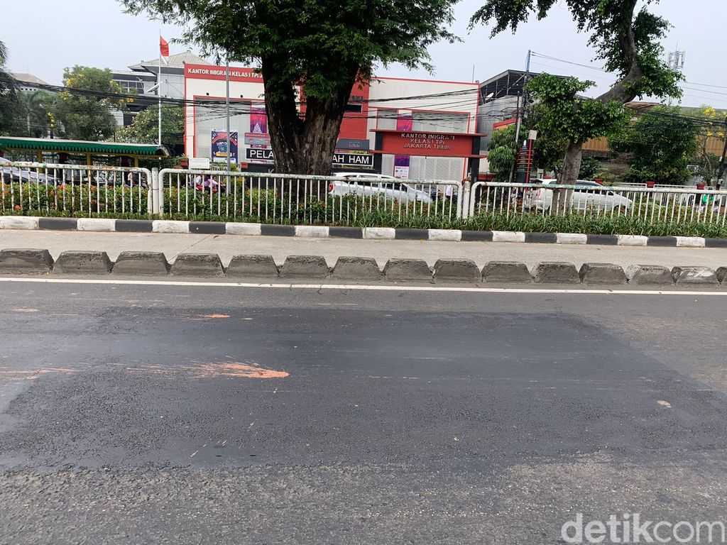 Jl Bekasi Timur, Jatinegara, Jakarta Timur sudah ditambal sepekan lalu, kini tambalan sudah terasa bergelombang. 12 Juli 2022. (Mulia Budi/detikcom)