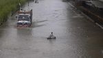 Karachi Kebanjiran, Mobil Motor Berenang, Ini Foto-fotonya