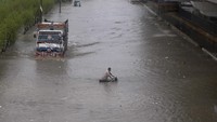 Tidak hanya mobil, sepeda motor juga bernasib sama.