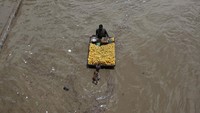 Hujan deras menyebabkan banjir dan kerusakan yang meluas di ibu kota keuangan Pakistan, Karachi, pada Senin (11/7/2022).