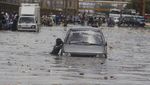 Karachi Kebanjiran, Mobil Motor Berenang, Ini Foto-fotonya