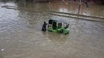 Karachi Kebanjiran, Mobil Motor Berenang, Ini Foto-fotonya