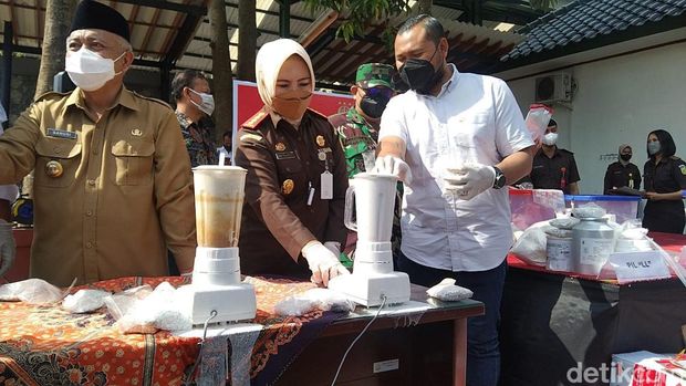 kejari malang melakukan pemusnahan barang bukti