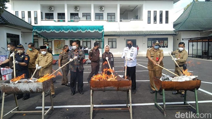 kejari malang melakukan pemusnahan barang bukti