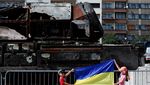 Kendaraan Tempur Rusia yang Hancur Jadi Tontonan Warga