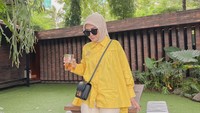 Agenda jelang malam minggu ala Marissya Icha adalah nongkrong di kafe. Momennya semakin lengkap dengan ditemani segelas minuman teh dingin.
